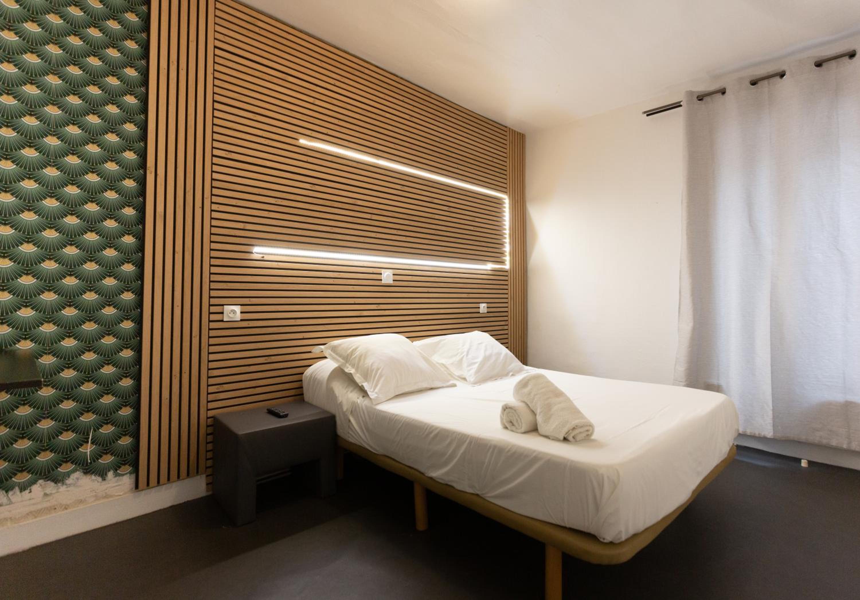 Deluxe, Double Bed