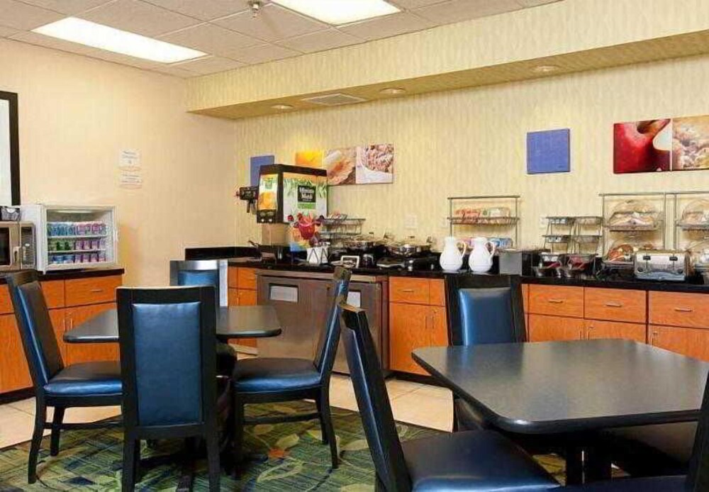 Spark by Hilton Bloomington 25/43