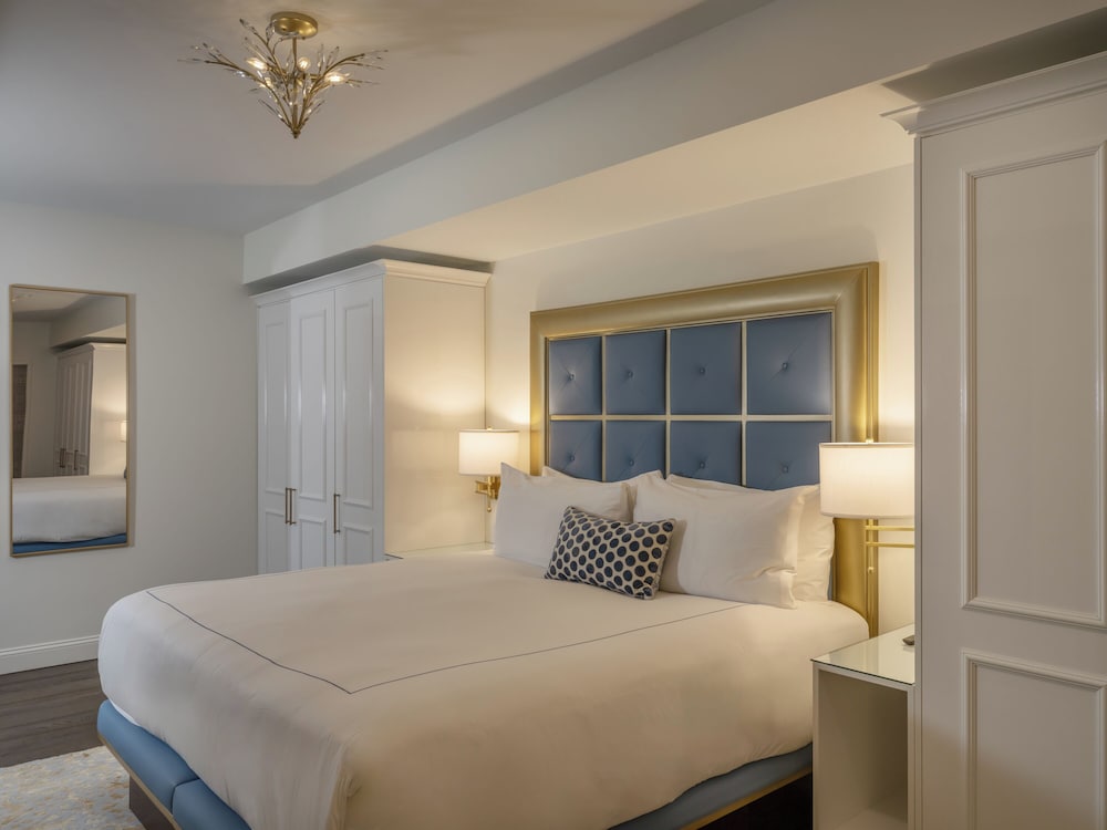 Governor, Suite, King Bed, Sofa
