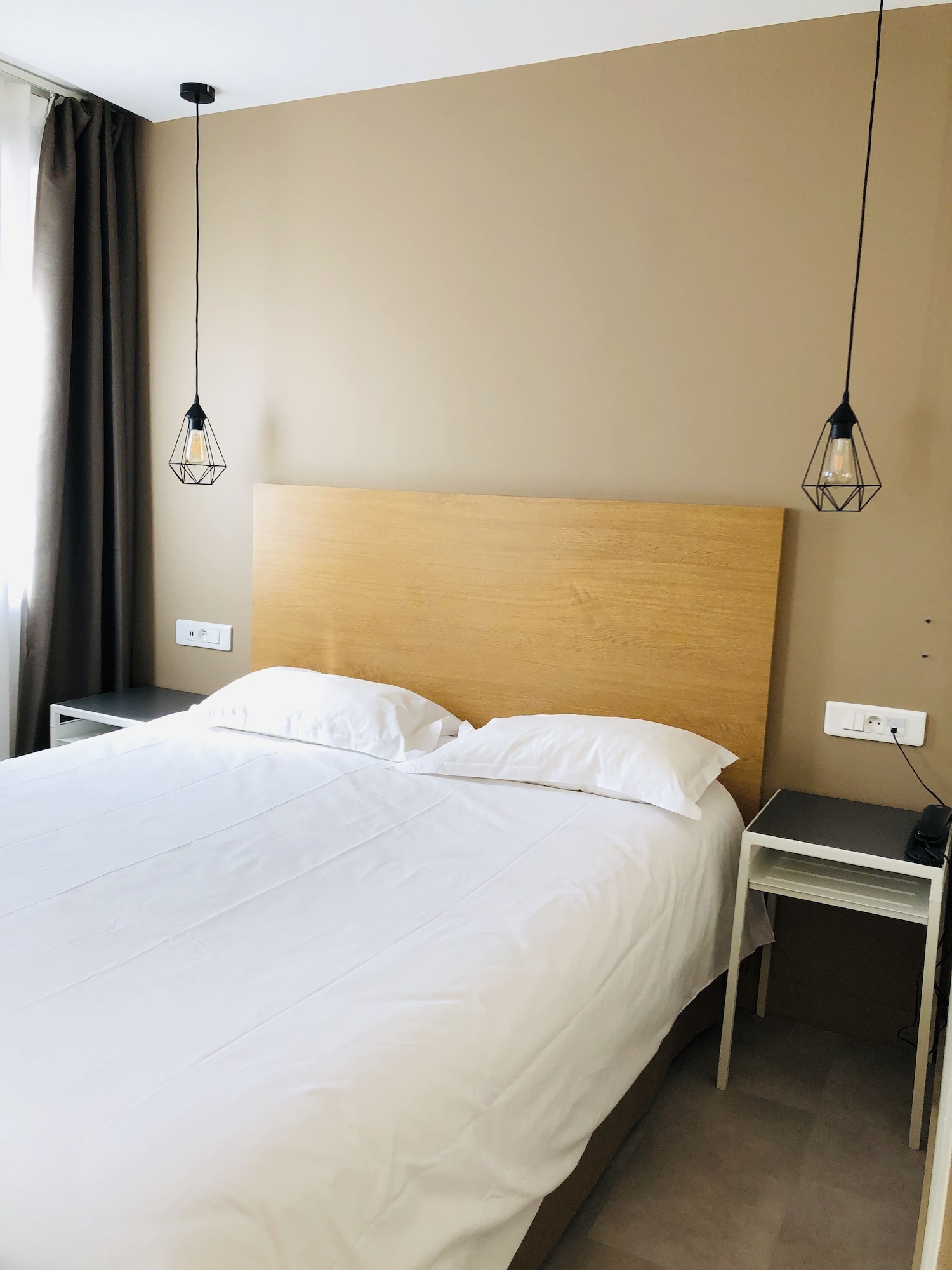 ROOM, SINGLE
