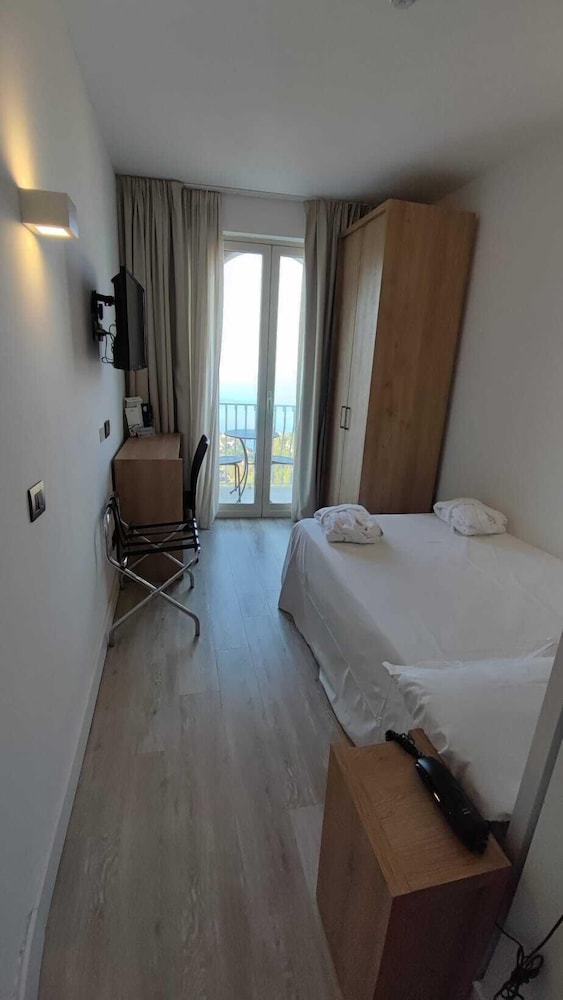 BASIC, SINGLE, SINGLE BED, SEA VIEW, BALCONY