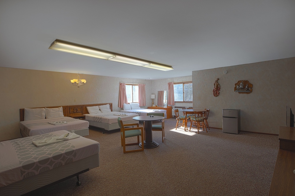 Love Hotels Tomahawk at Lake Mohawksin WI 26/49