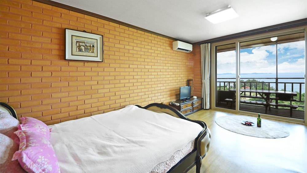 Yeosu Hwangto Pension 11/50