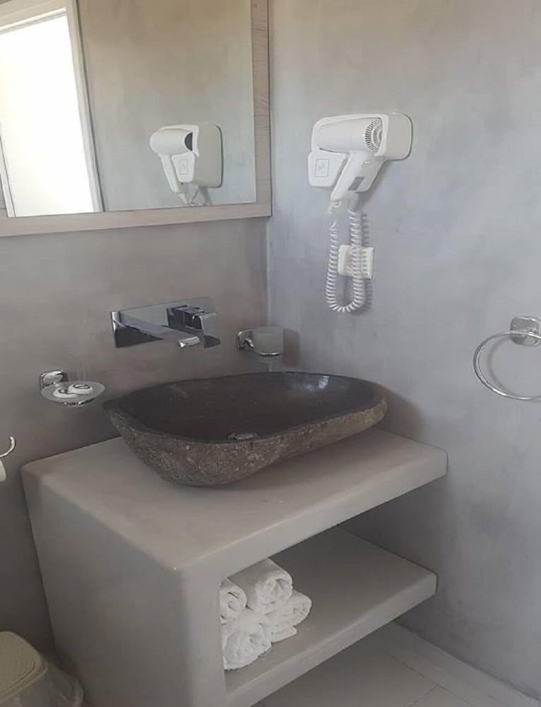 Nikos Rooms 48/50