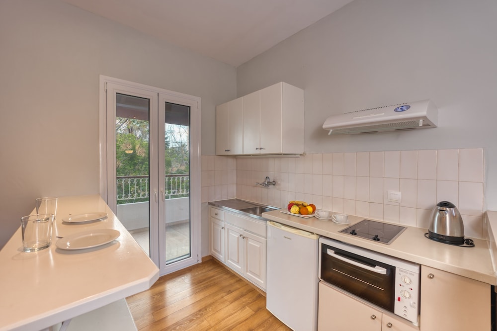 Folies Corfu Hotel Apartments 50/50