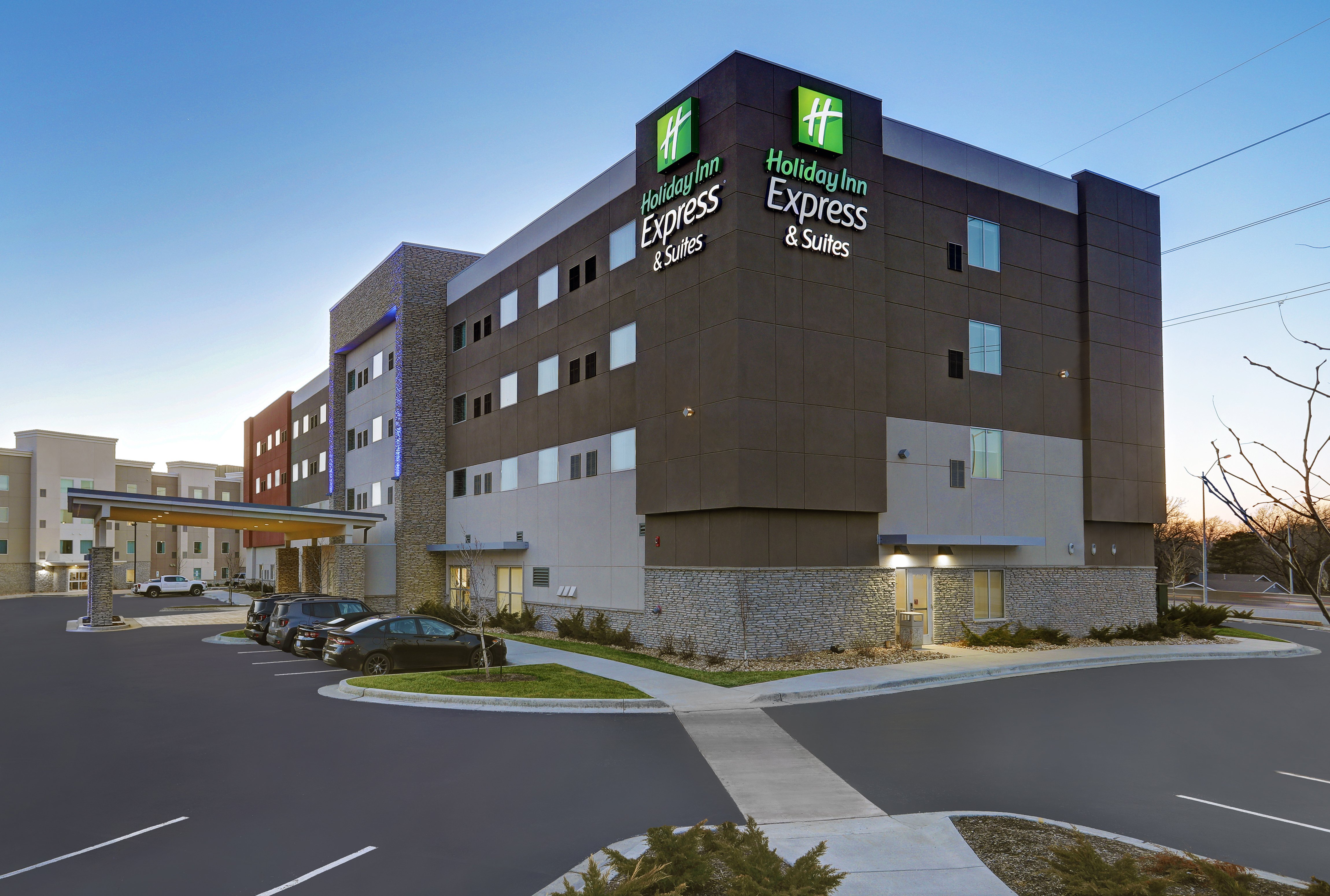 HOLIDAY INN EXPRESS & SUITES LENEXA - OVERLAND PARK AREA 3/54