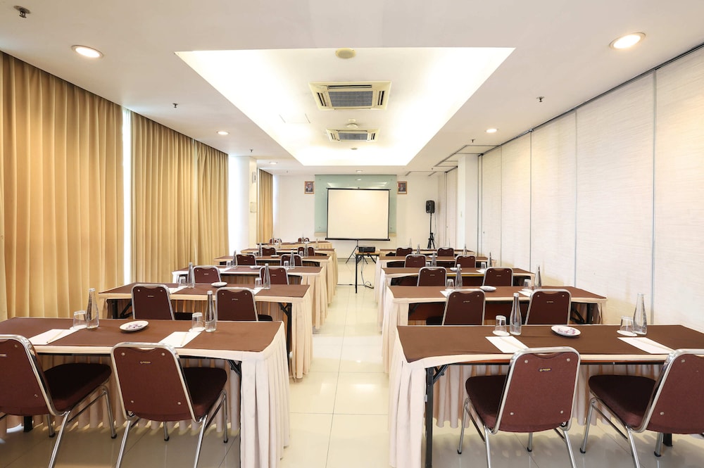 Amaris Bekasi Barat 12/16