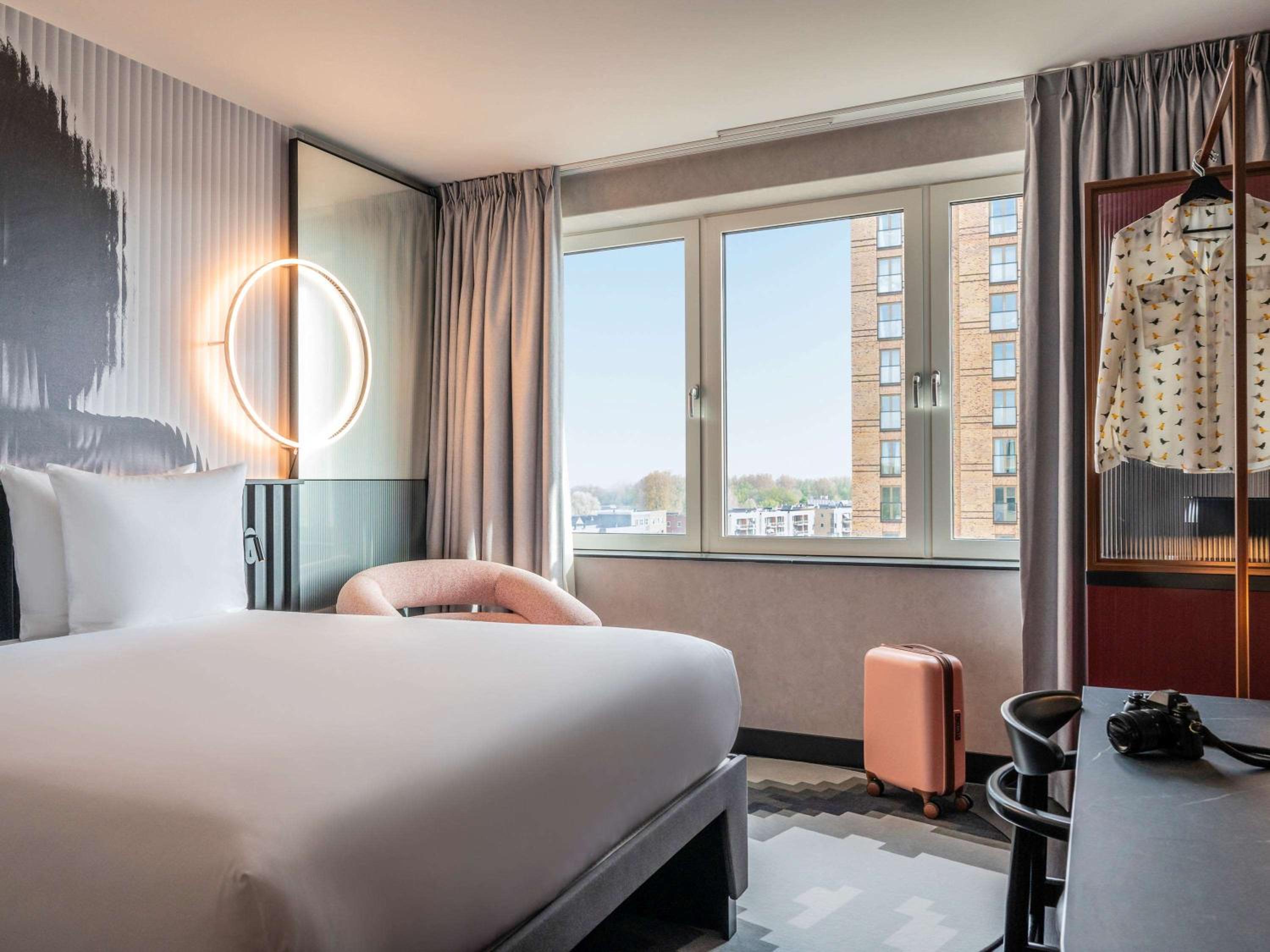 ROOM, QUEEN BED