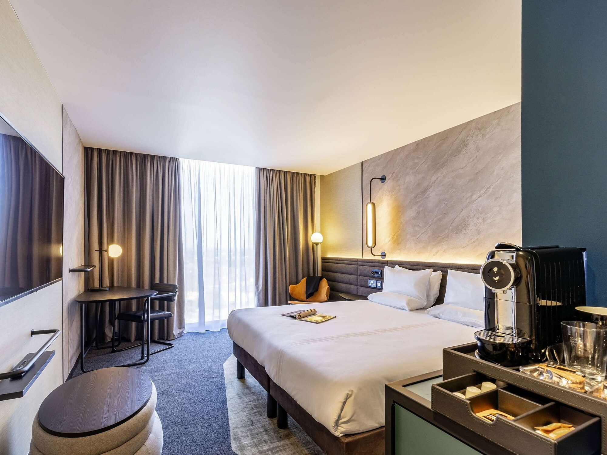 EXECUTIVE, KING BED