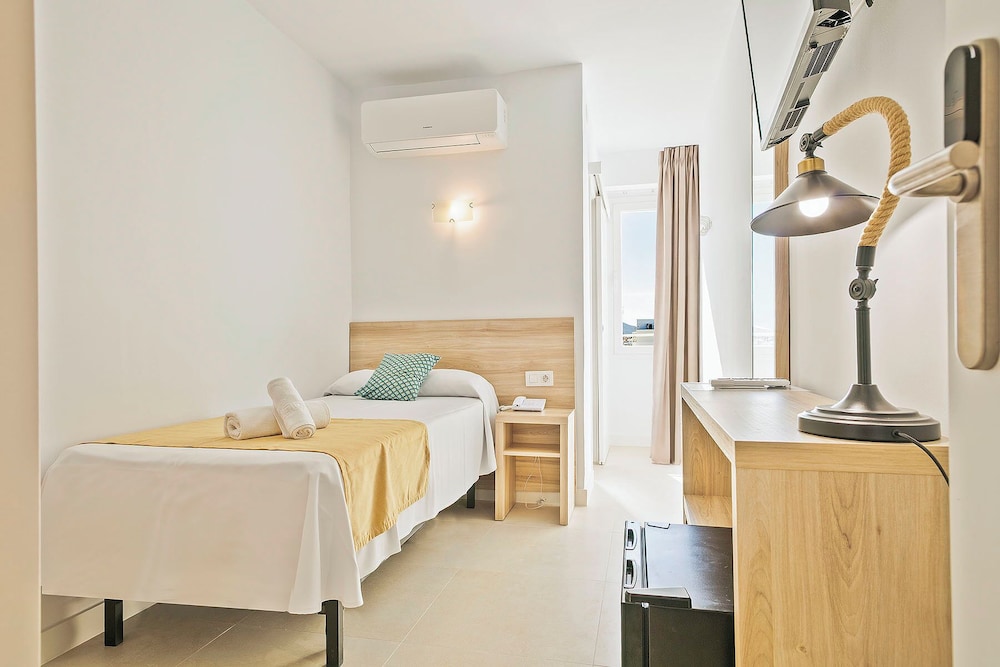 ROOM, SINGLE