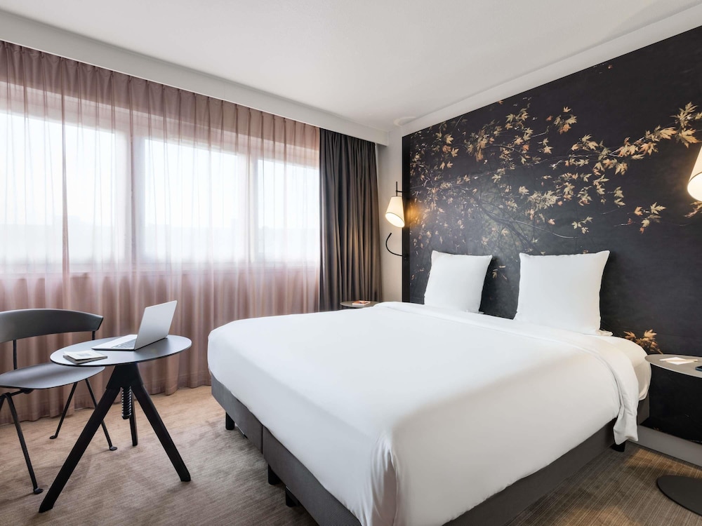 Mercure Paris La Defense 16/66
