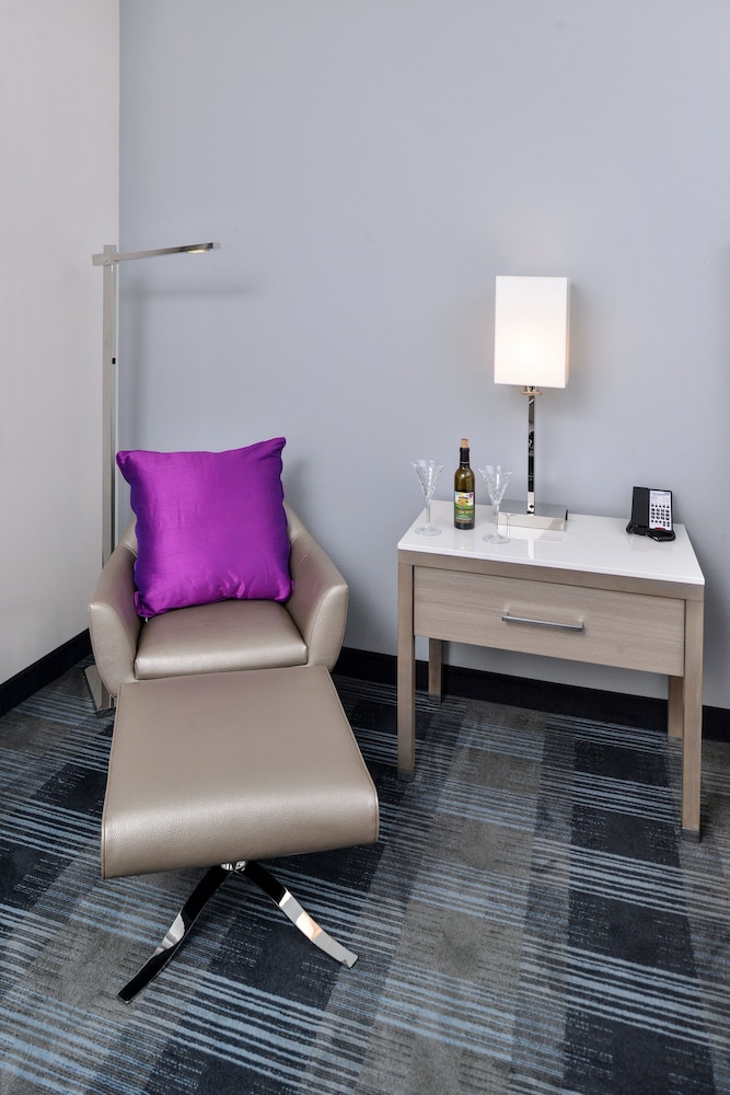 Holiday Inn Express & Suites San Diego - Mission Valley 55/61