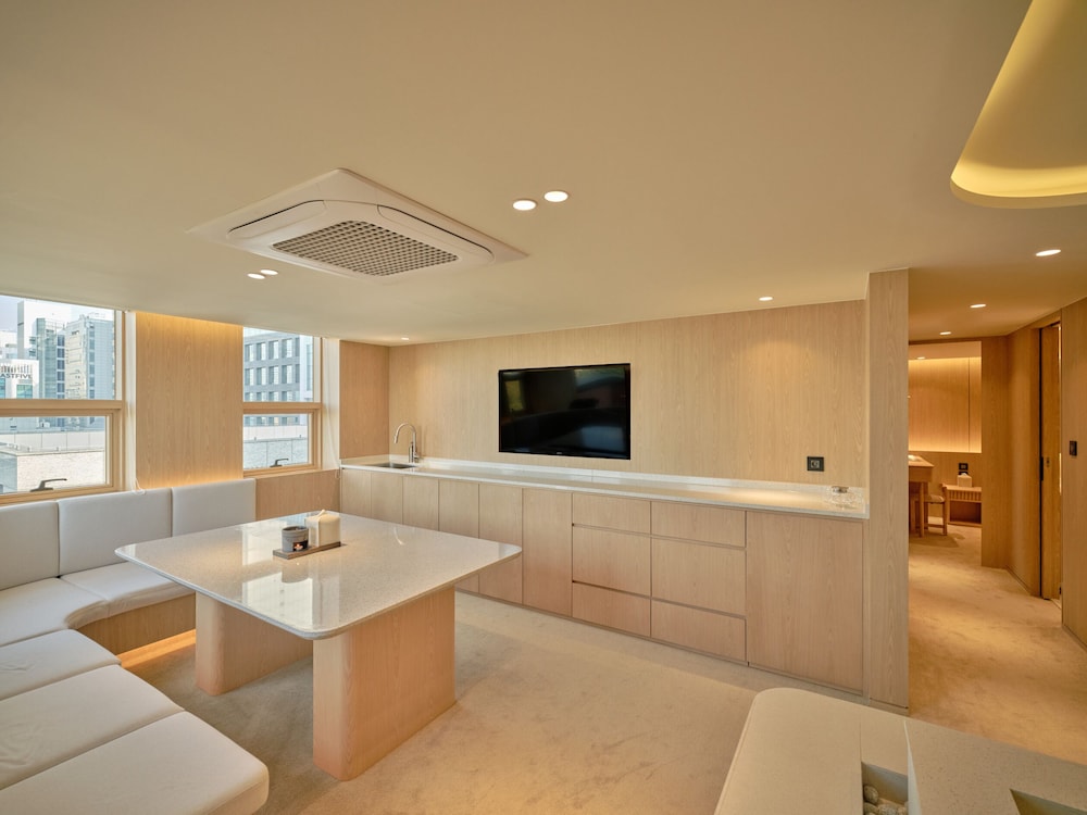 UH Suite The Coex 37/50