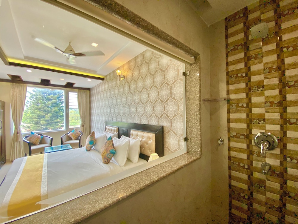 Executive, King Bed, Green Hotel 2/3