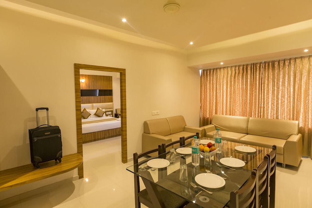 Grand Plaza Suites 17/23