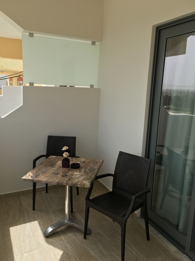 Maroula Blue Studios And Suites 60/70
