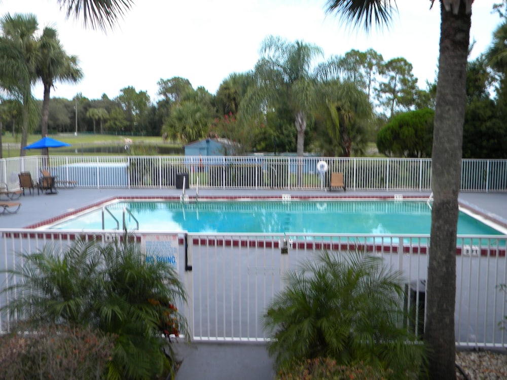 Econo Lodge Daytona Beach - Speedway 32/48