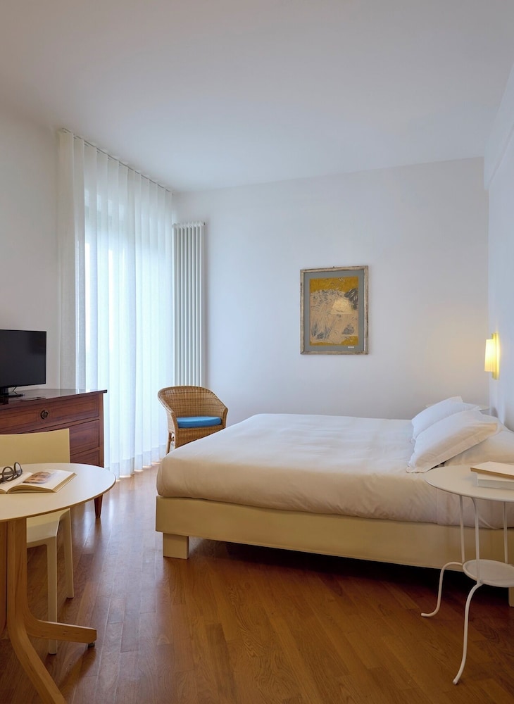 Hotel Emilia 6/48