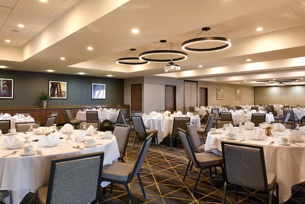 Holiday Inn Hotel Suites Oakland Airport 55/77