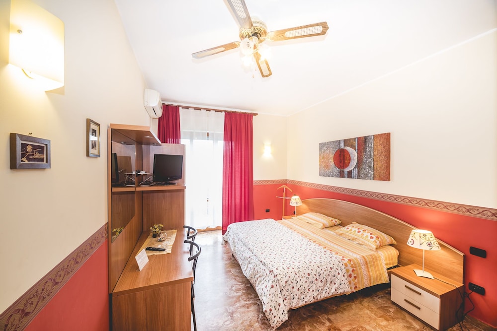 ROOM, DOUBLE BED