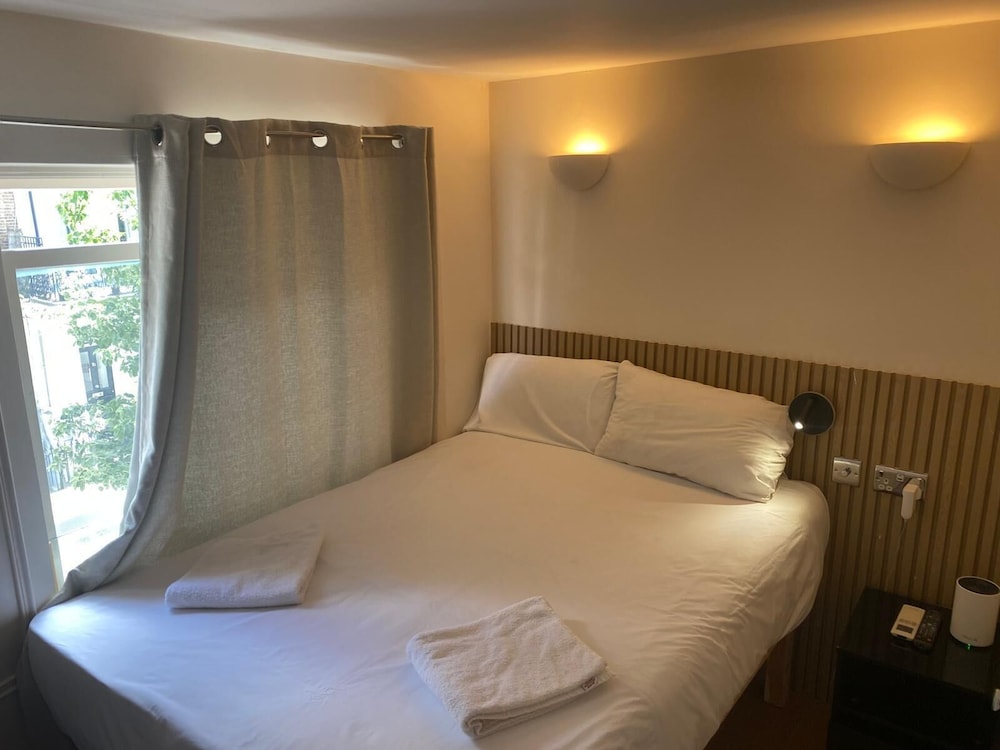 ROOM, SINGLE, NO WINDOW
