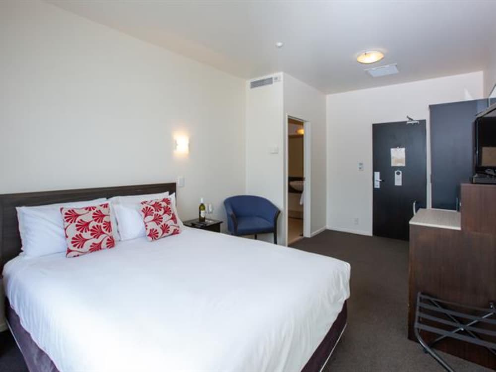 STUDIO, QUEEN BED