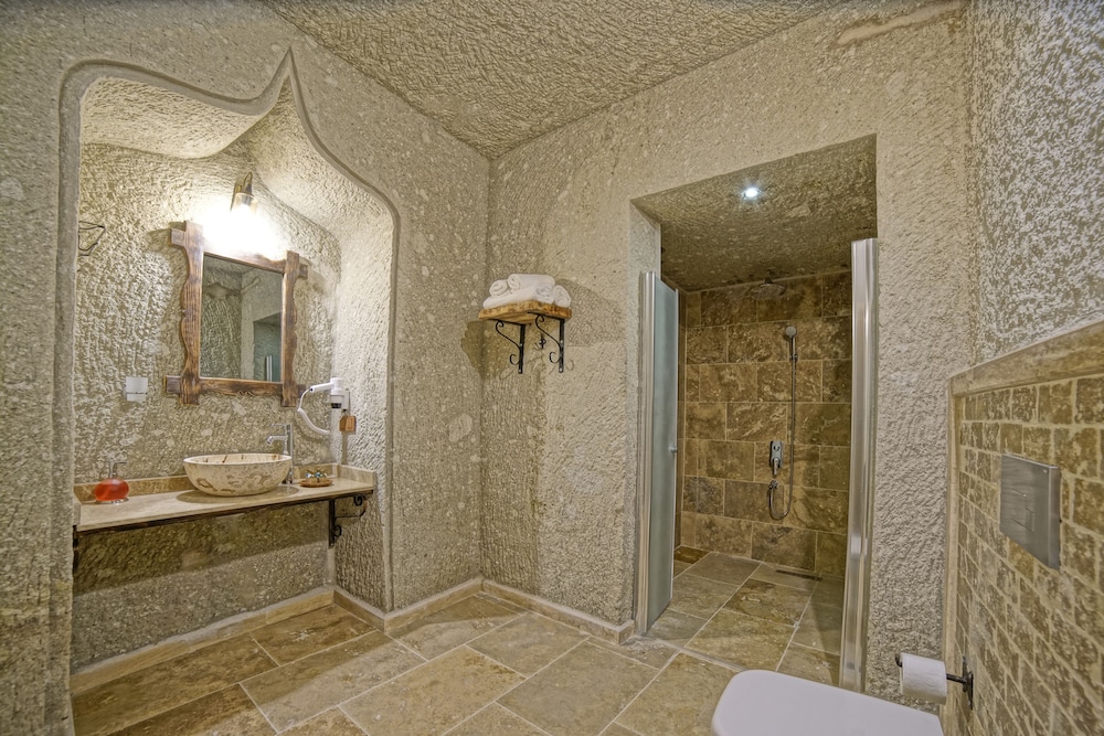 Risus Cave Suites 54/55