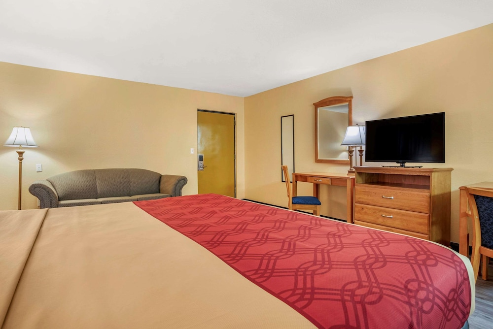 Econo Lodge Inn & Suites Evergreen 11/24