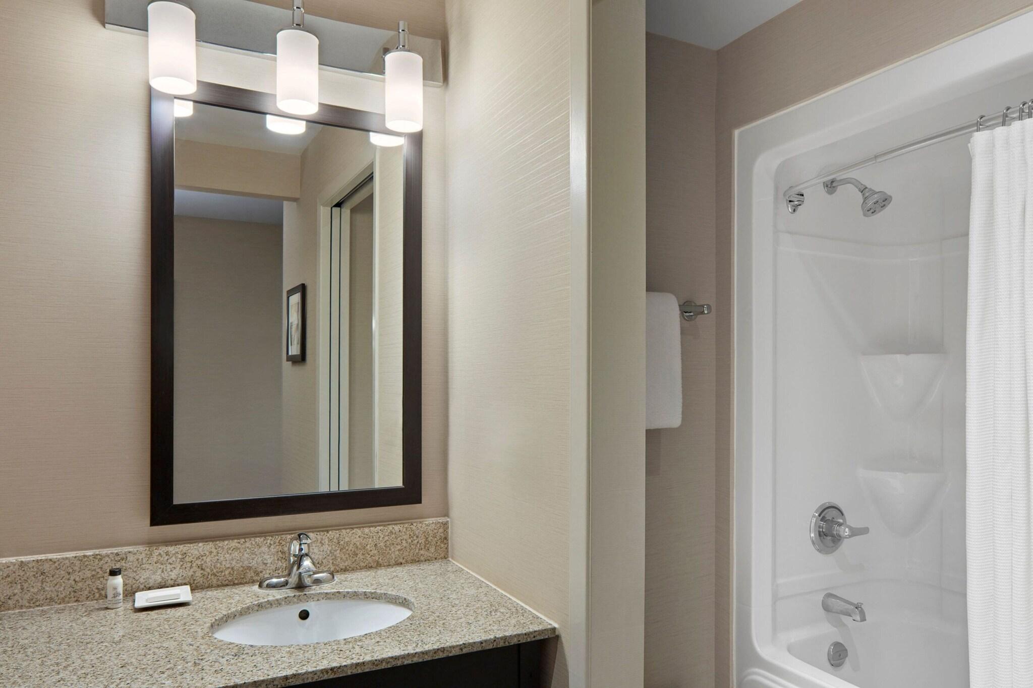 جناح بسرير كوين، Delta Hotels by Marriott Guelph Conference Centre 5/6