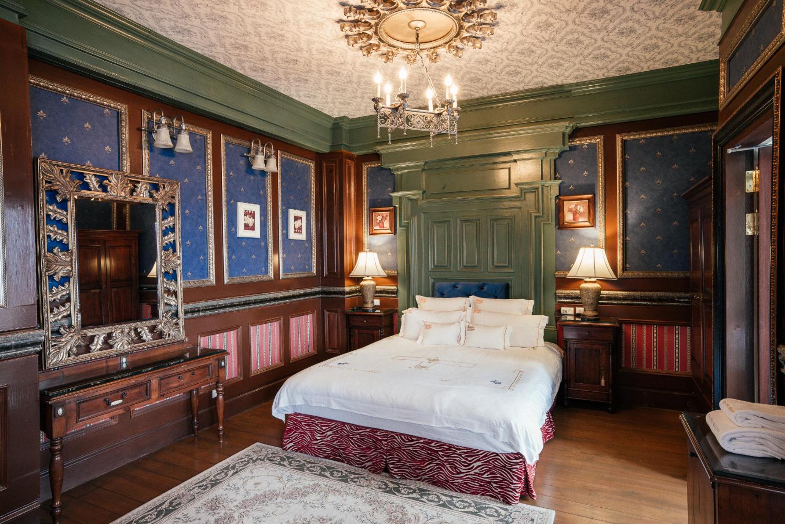 Deluxe, King Bed