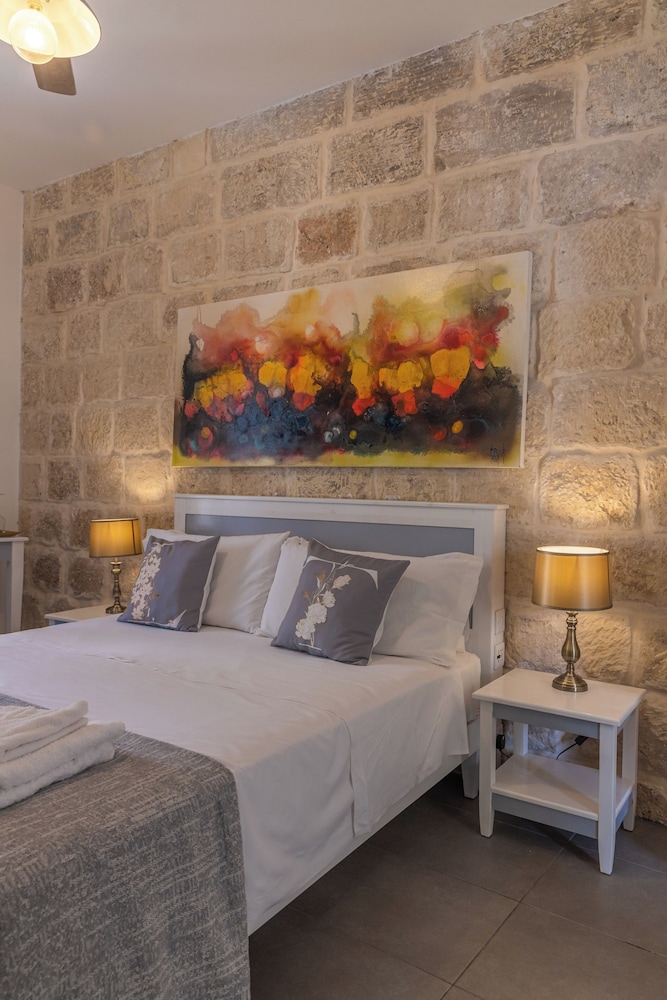 Lemon Tree Bed & Breakfast 6/30