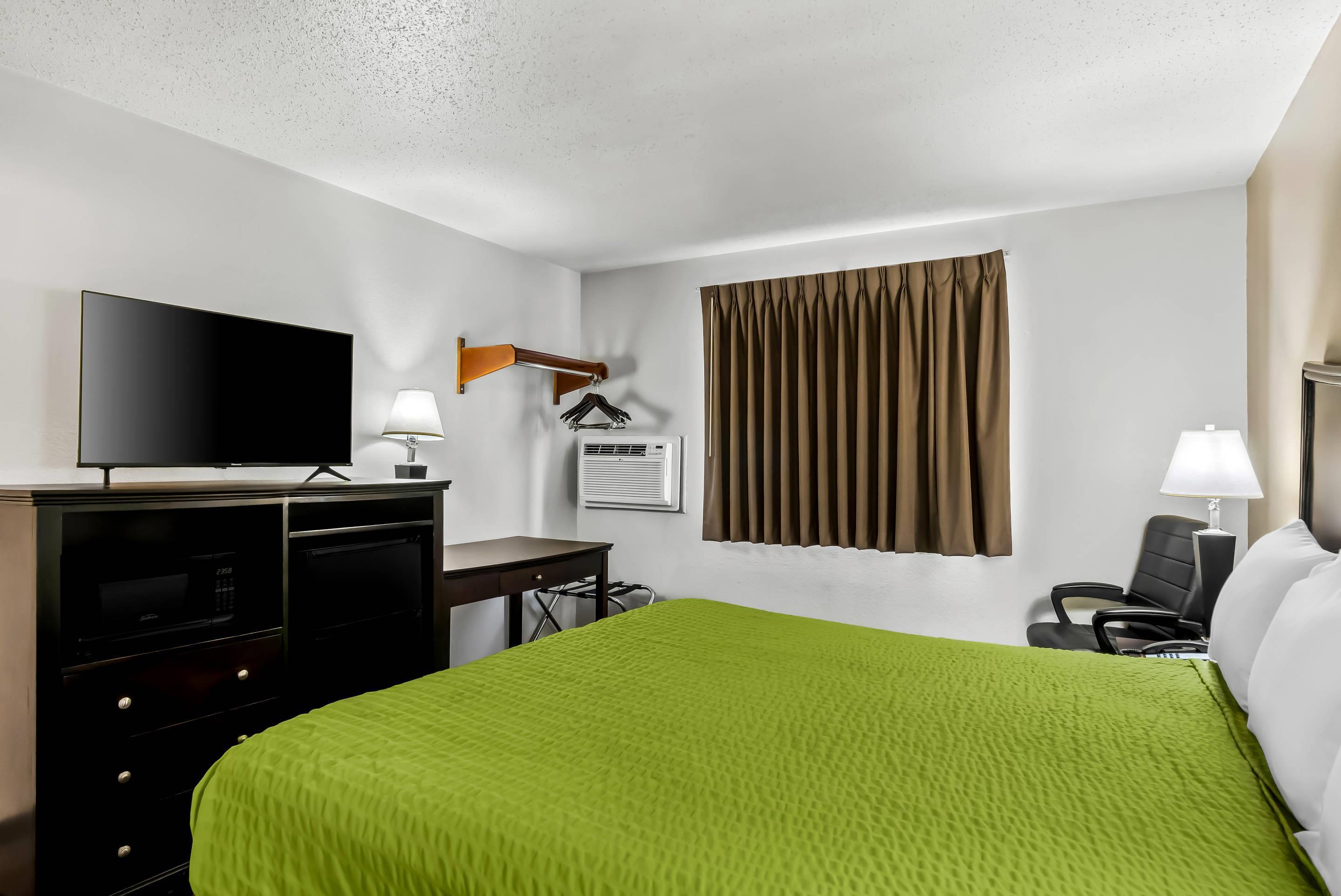 غرفة بسرير مزدوج، Econo Lodge Inn & Suites Auburn, MI 3/6
