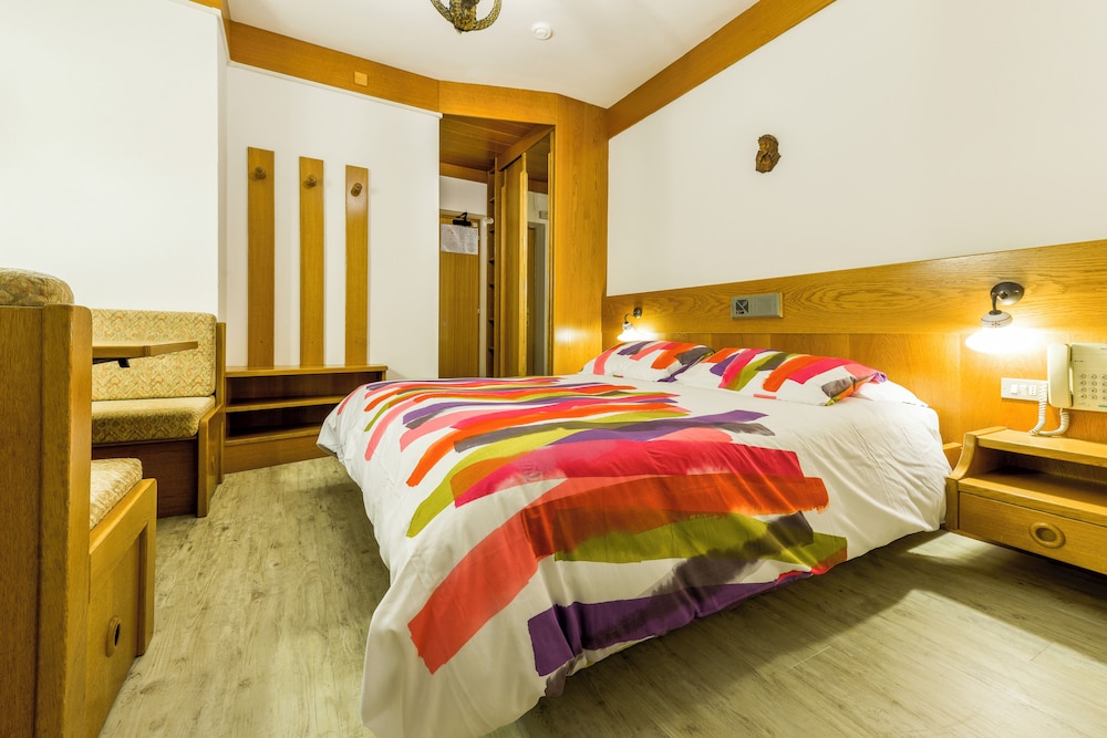 Standard, Queen Bed, Mountain View
