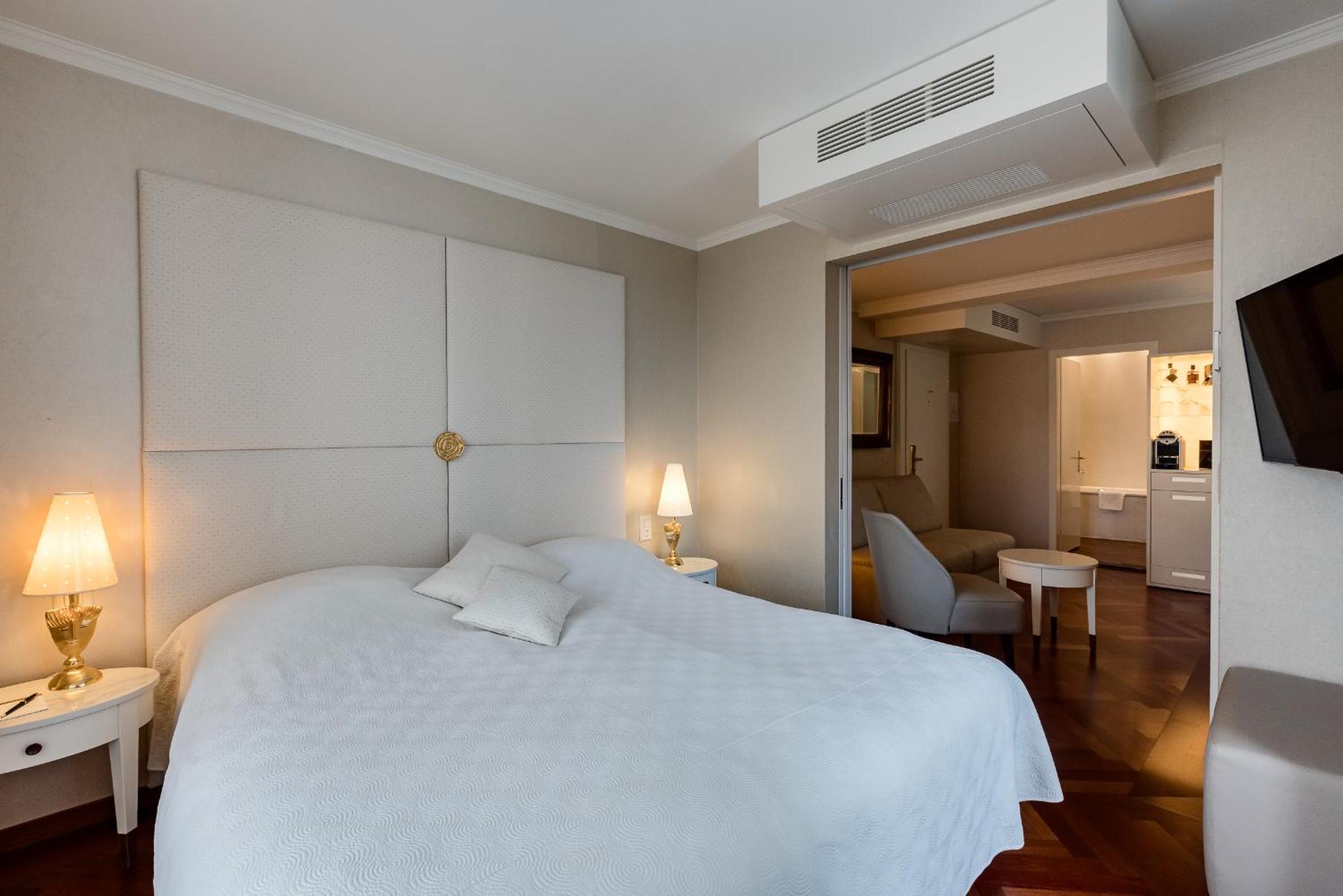 Junior Suite, King Bed, River View