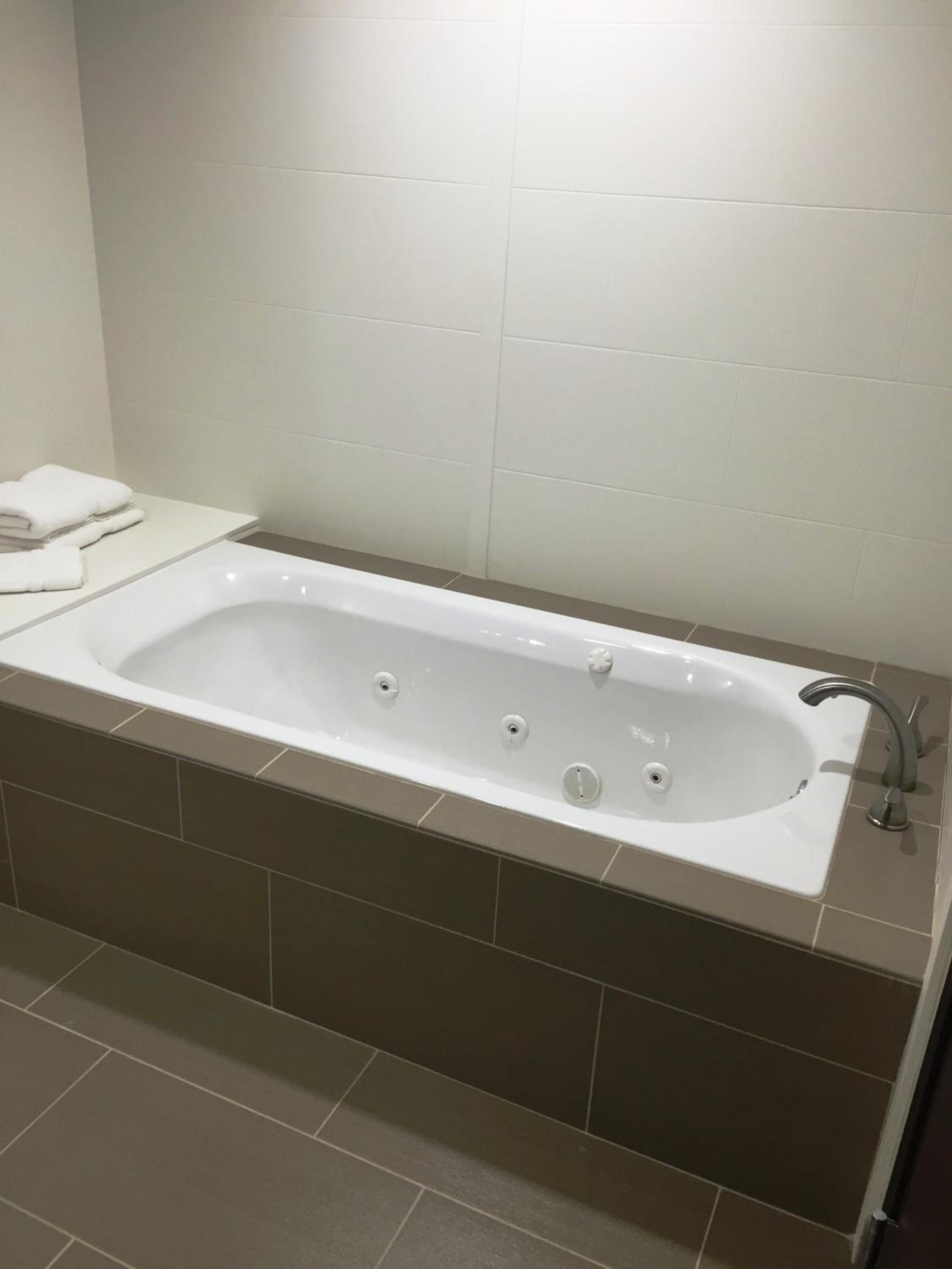 جناح بسرير كينج بحوض جاكوزي، Comfort Suites West Omaha, NE 4/4