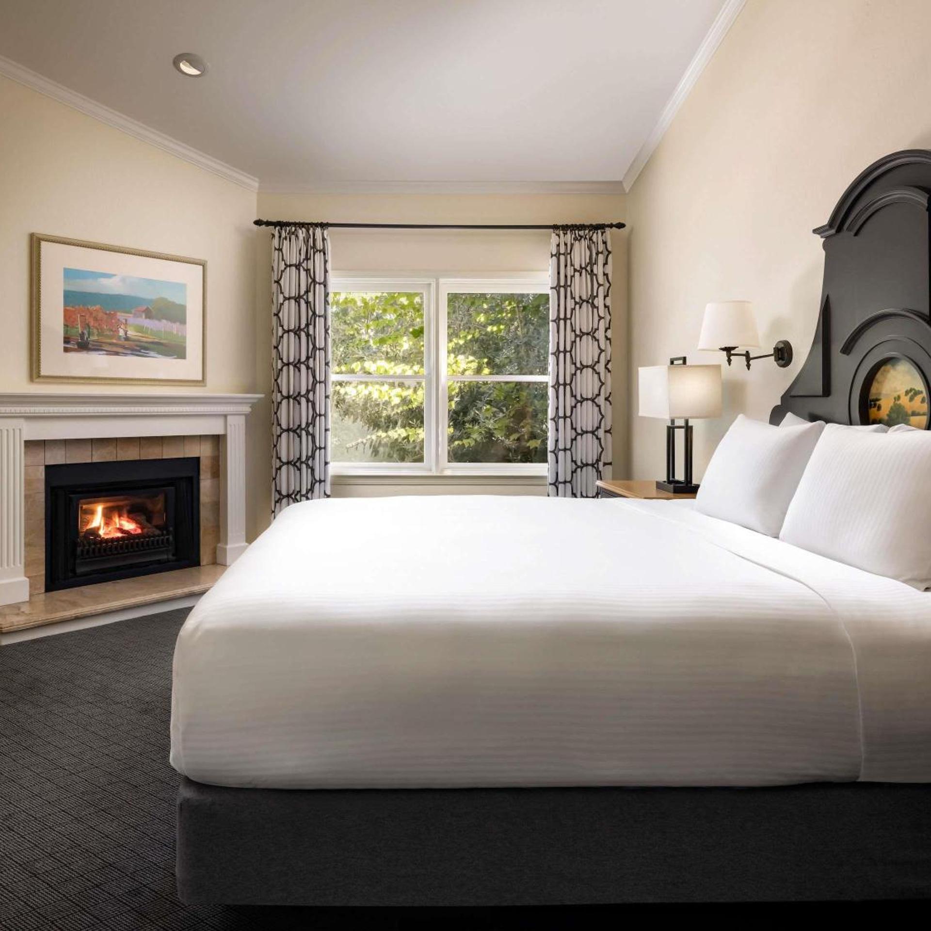 1 Bedroom, Suite, King Bed, Garden View, Sofa, Hot Tub, Balcony