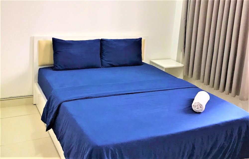 1 BEDROOM, APARTMENT, BATHTUB