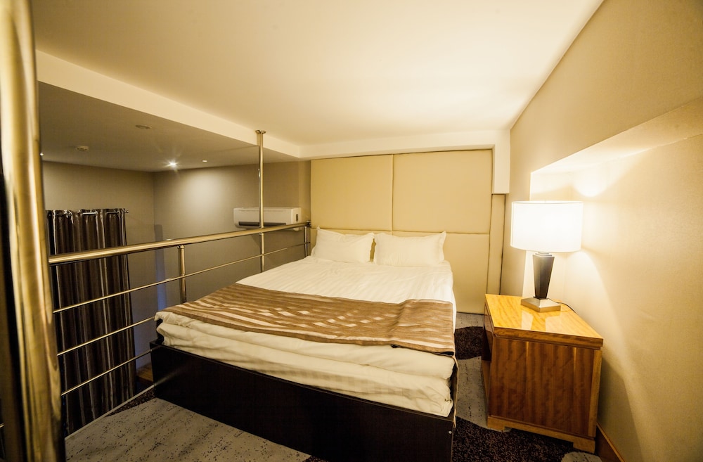 Absolute Hotel 7/31