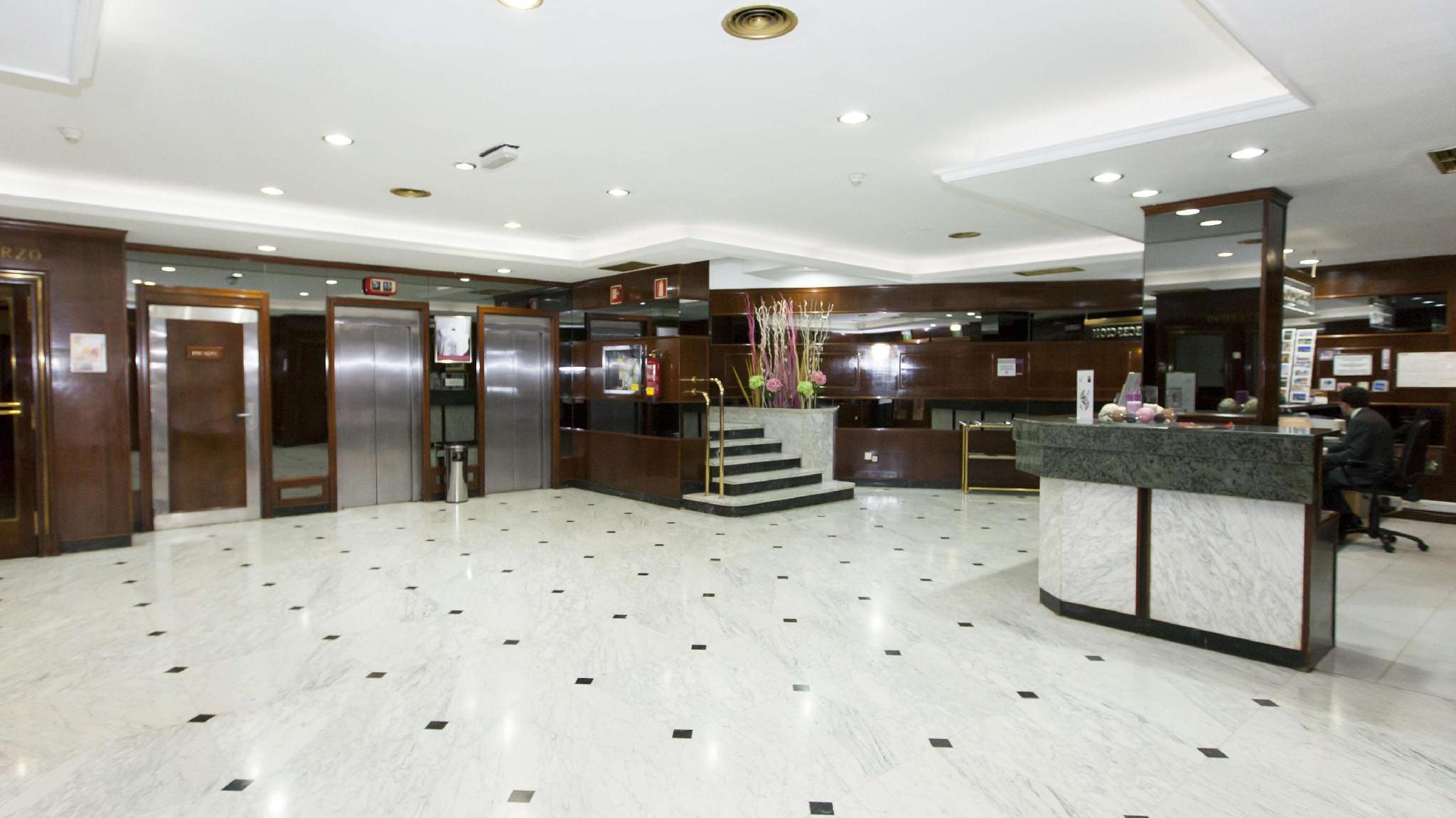Lobby at B&B HOTEL Zaragoza Royal, ZARAGOZA