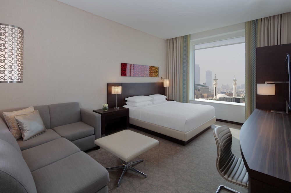 Deluxe, King Bed, Sofa, Hyatt Place Riyadh Al Sulaimania 2/4