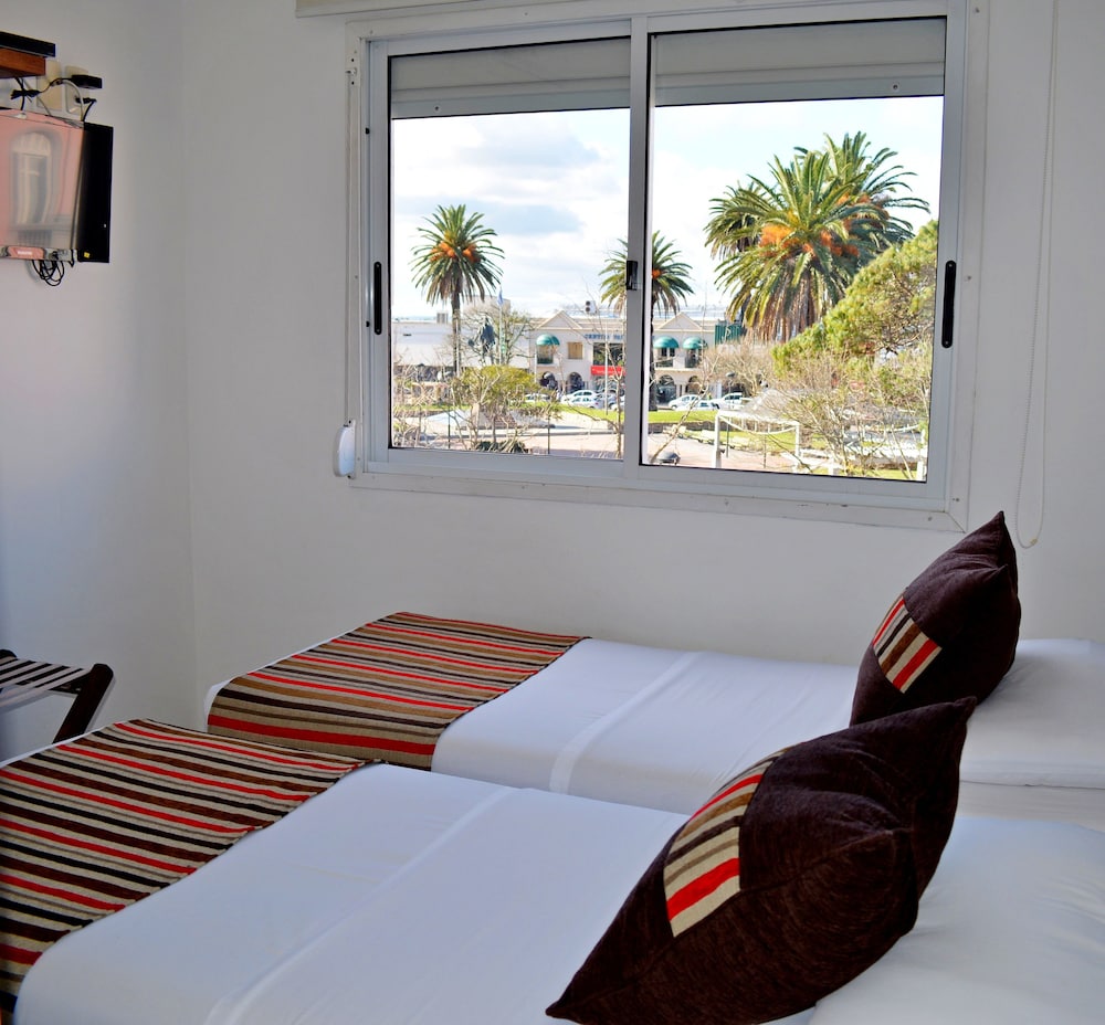 De La Plaza Hotel 26/54