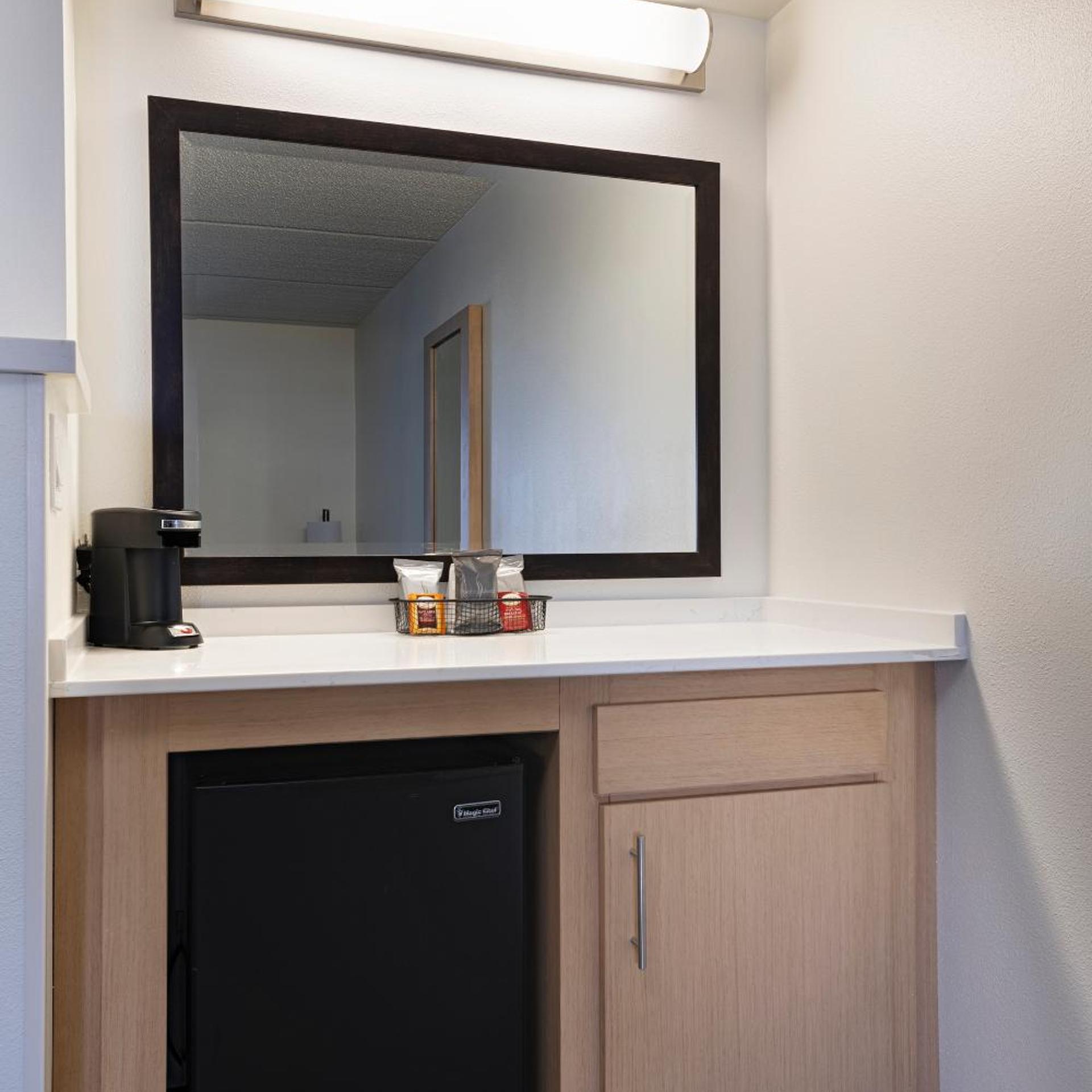 غرفة بسرير كينج مع أريكة في طابق مرتفع، Hyatt Place Austin/Arboretum 3/3
