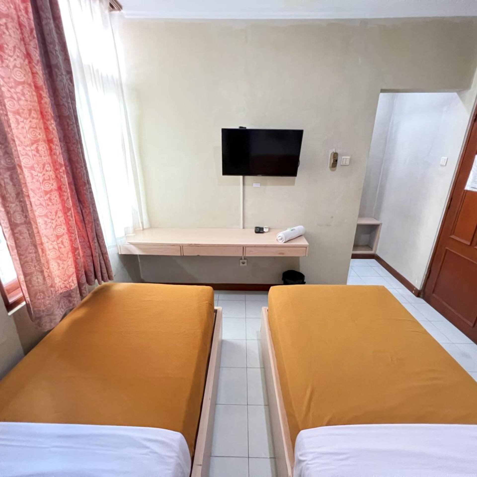 OYO 3819 Hotel Winotosastro 13/33