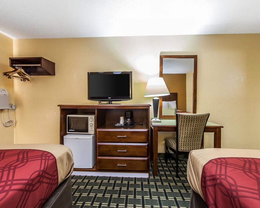 Econo Lodge Cartersville Emerson Lake Point 21/36