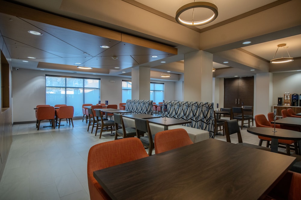Holiday Inn Express Hotel And Suites Cleveland 38/55