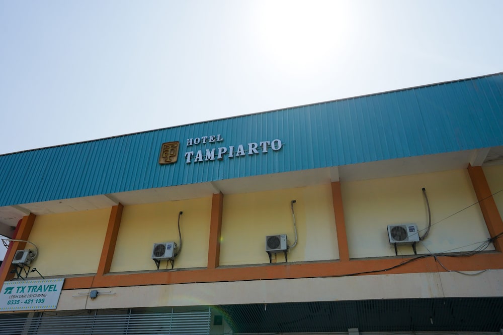 OYO 1652 Hotel Tampiarto 1/35