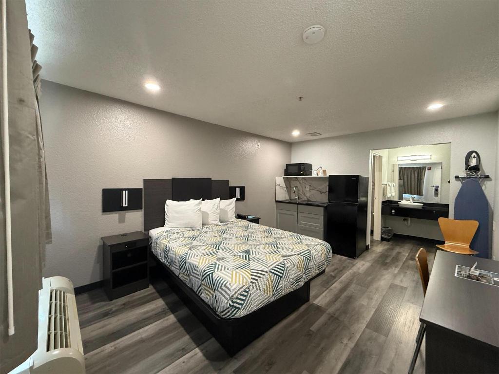 1 Queen Bed ADA/RI Shower/Nsmk/Kitchen