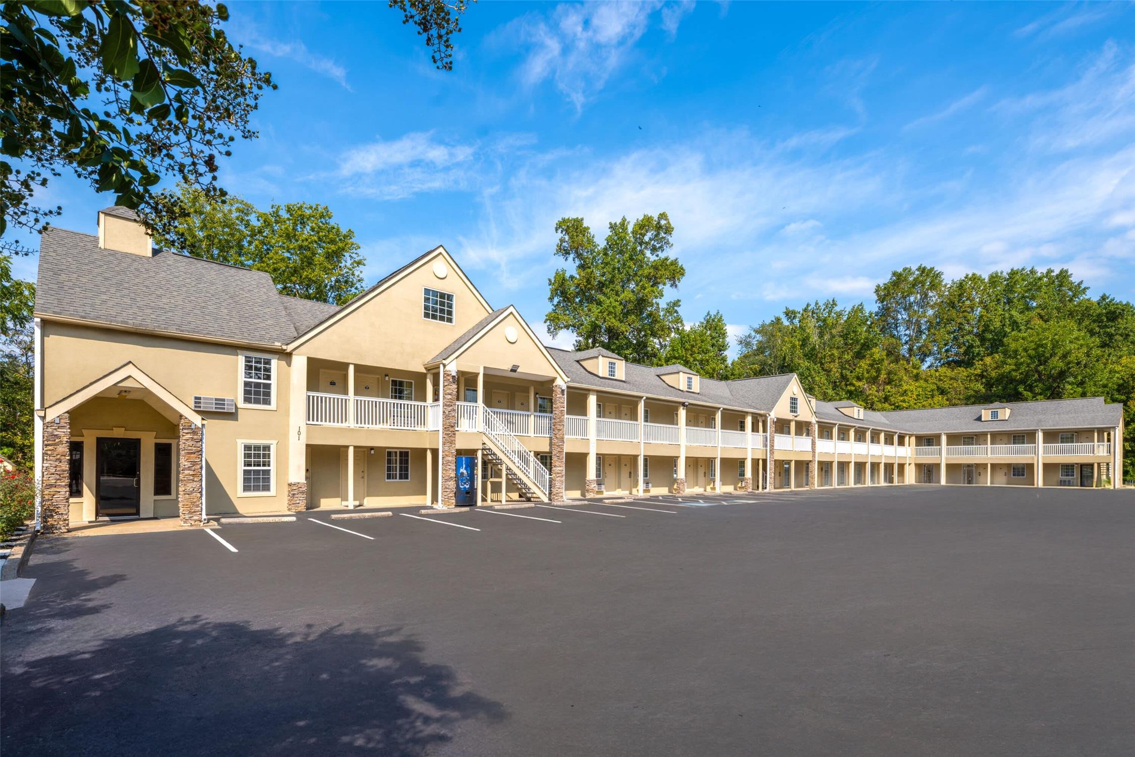 Days Inn by Wyndham Canton 16/19