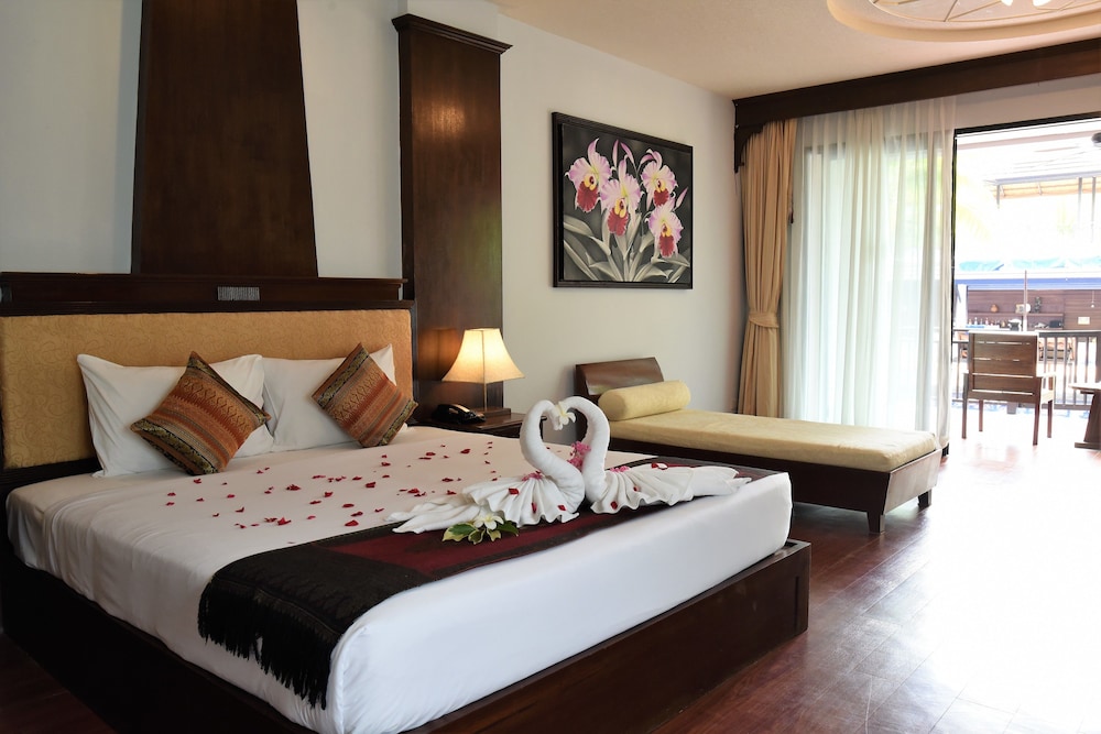 Deluxe, Twin Beds, Pool Access