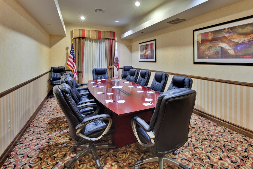 Holiday Inn Express Hotel And Suites Beaumont Oak Valley 60/66
